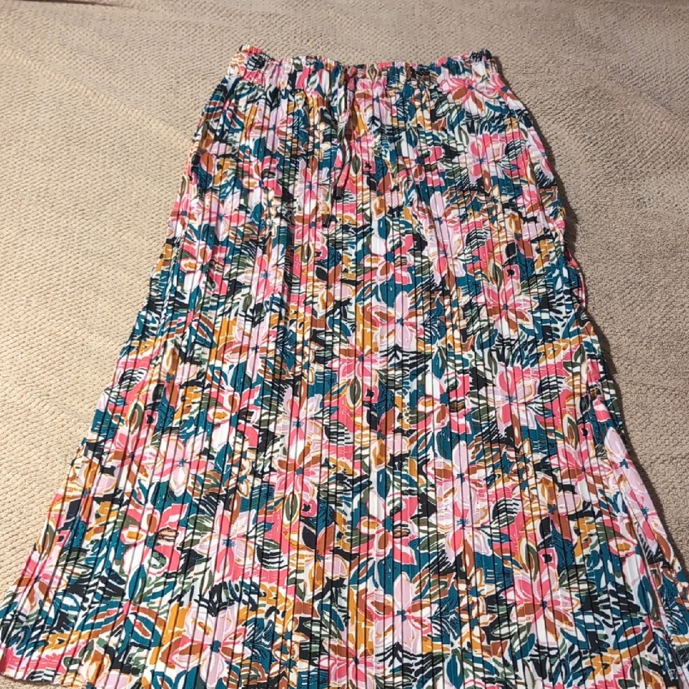 NWOT Floral Pleated Women's Skirt